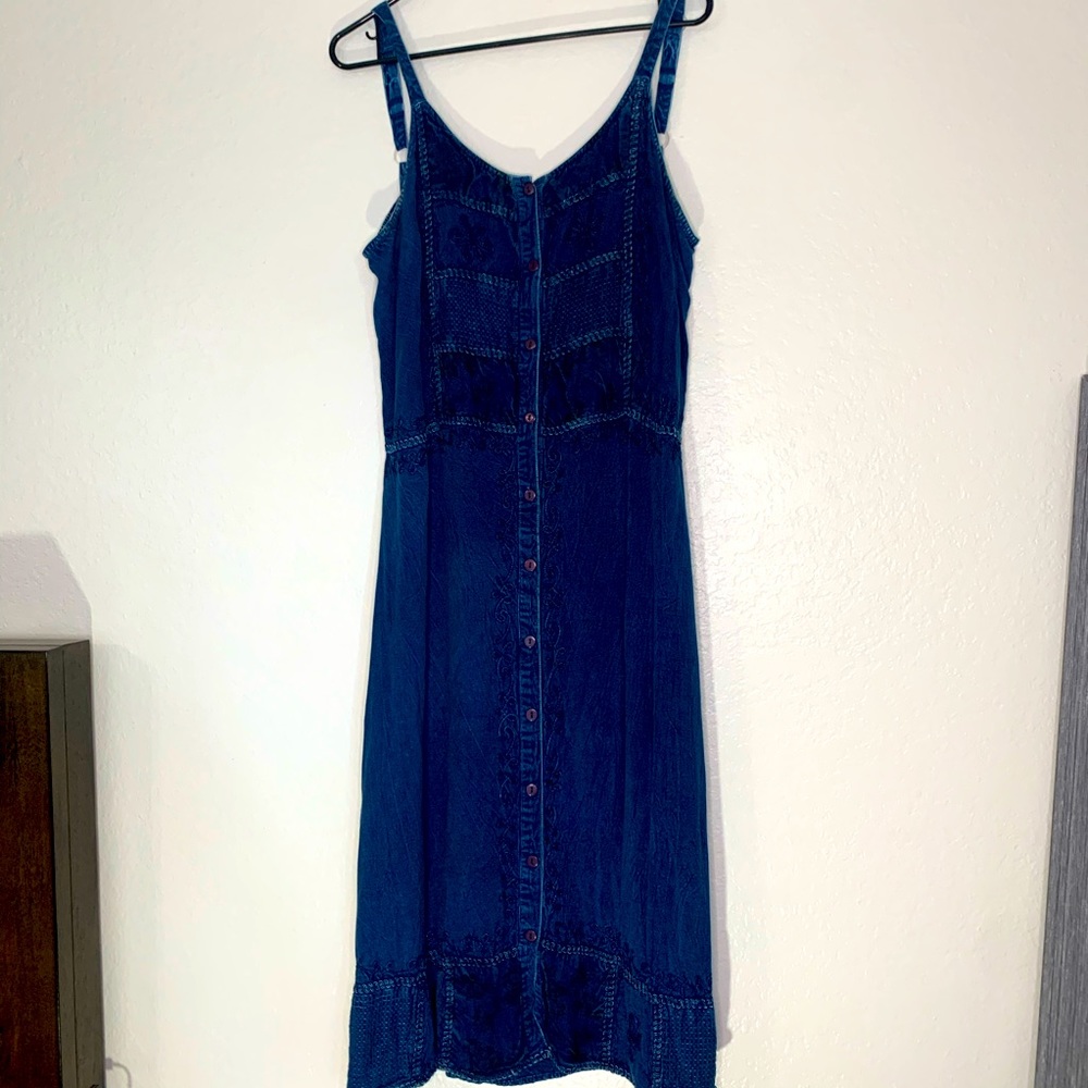 Jean midi dress with adjustable straps.